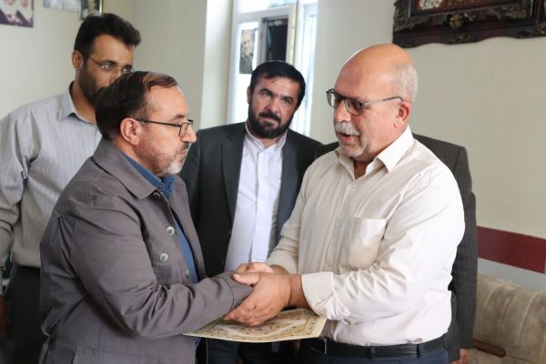 علی حدادی با تعدادی از خانواده شهدا، جانبازان و آزادگان شهر گلسار دیدار کرد
