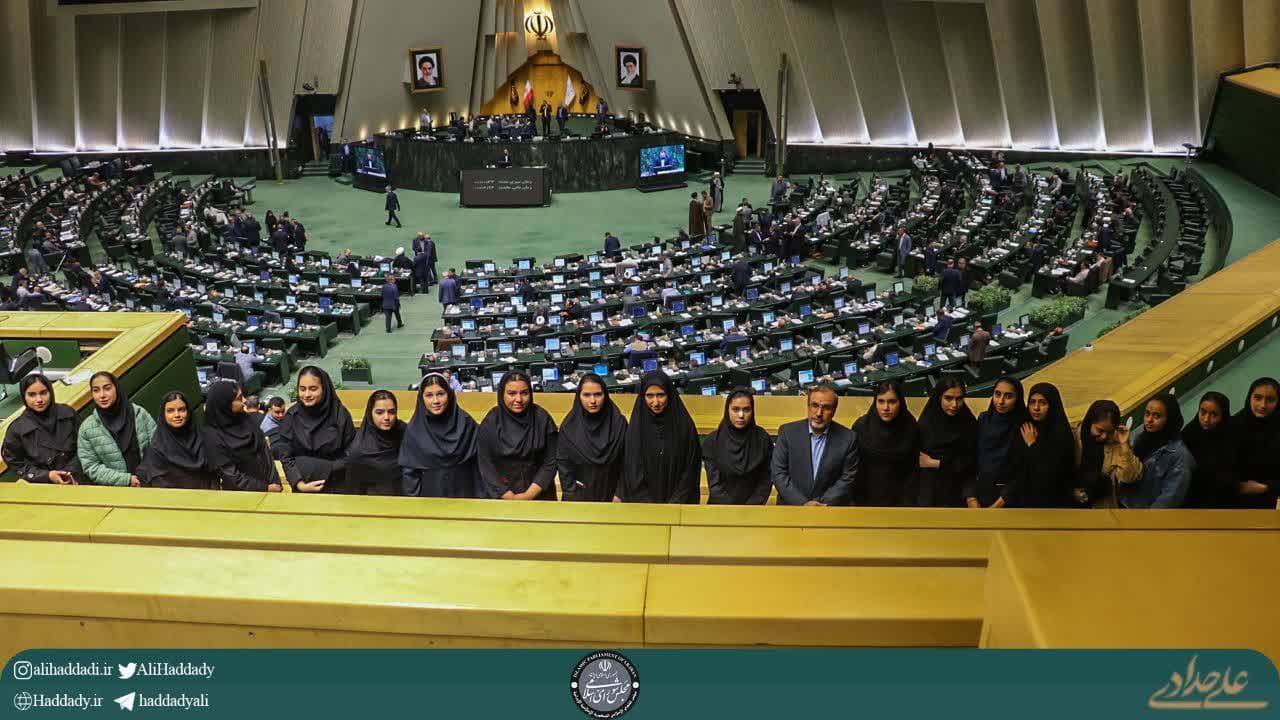 بازدید جمعی از دانش آموزان شهرستان چهارباغ از مجلس شورای اسلامی